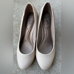 LifeStride NWOT Women’s Parigi Closed Toe Classic Heel Pumps Size 7 Cream Gold
